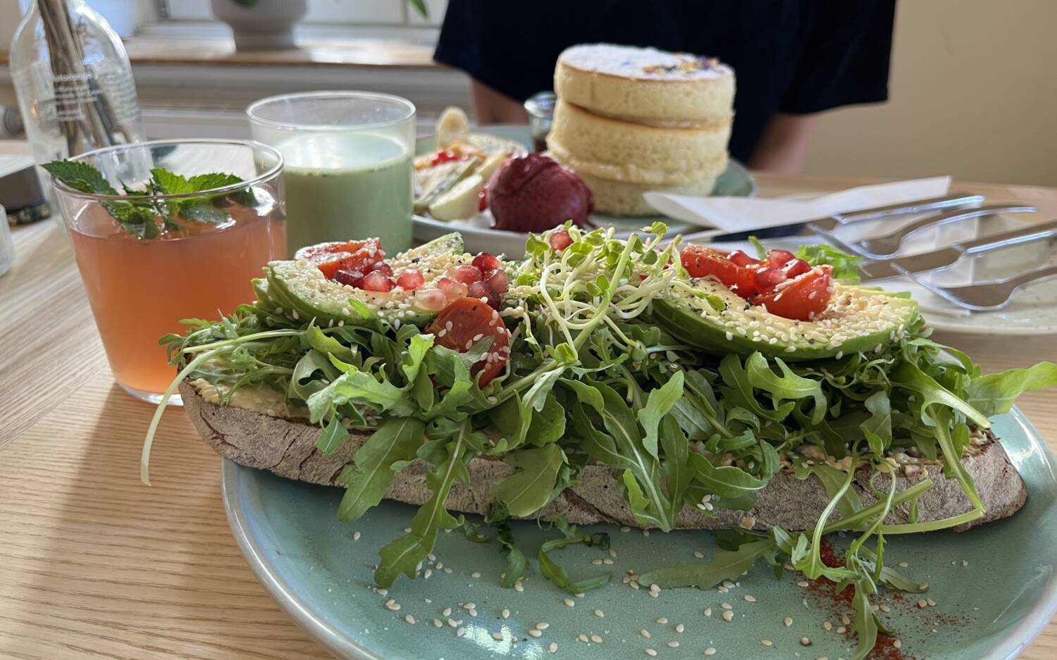 Üppig belegt: Im Good One Café gibt es Sauerteigstullen mit Avocado und Rucola sowie fluffige Pancakes / ©Genuss-Guide