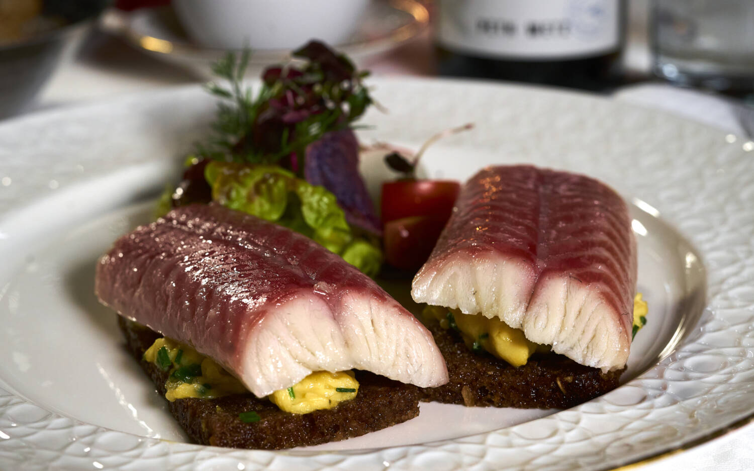 Aal auf Pumpernickel ist der Renner im Fischereihafen Restaurant / ©Marc Sill 