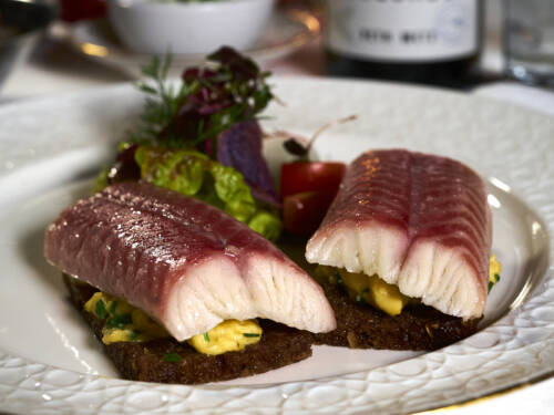 Aal auf Pumpernickel ist der Renner im Fischereihafen Restaurant / ©Marc Sill 