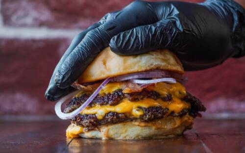 Abwasch gespart: Bei Burger Vision wird alles in Pappschachteln serviert. Gemütliche Atmo kommt da nicht auf / ©Unsplash/Manu Ros