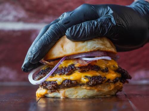 Abwasch gespart: Bei Burger Vision wird alles in Pappschachteln serviert. Gemütliche Atmo kommt da nicht auf / ©Unsplash/Manu Ros