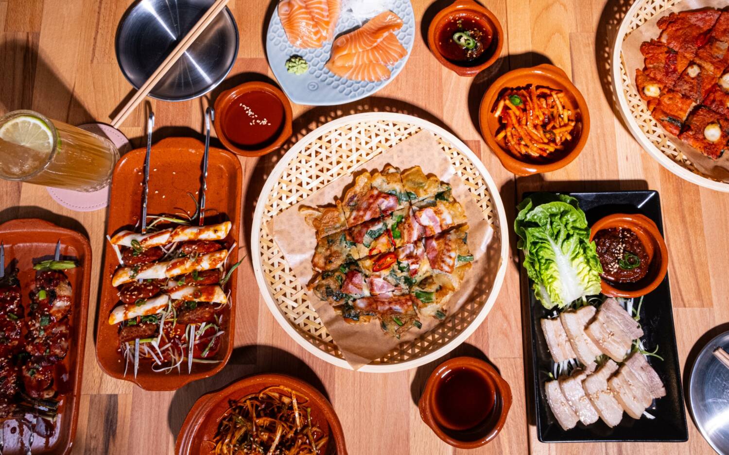 Alles, was zu einer guten Koreanische-Bar-Food-Auswahl dazugehört, findet man definitiv hier! Zu geilen Cocktails gibt es zum Beispiel Tteokbokki, Sashimi oder Bibim Guksu als Snack / ©Sulsul