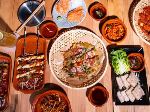 Alles, was zu einer guten Koreanische-Bar-Food-Auswahl dazugehört, findet man definitiv hier! Zu geilen Cocktails gibt es zum Beispiel Tteokbokki, Sashimi oder Bibim Guksu als Snack / ©Sulsul