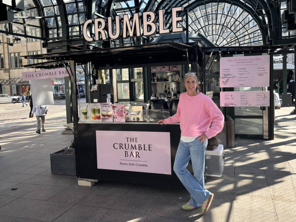 Anisha Degens vor ihrer Crumble Bar am Rathausmarkt / ©Natalie Müller 