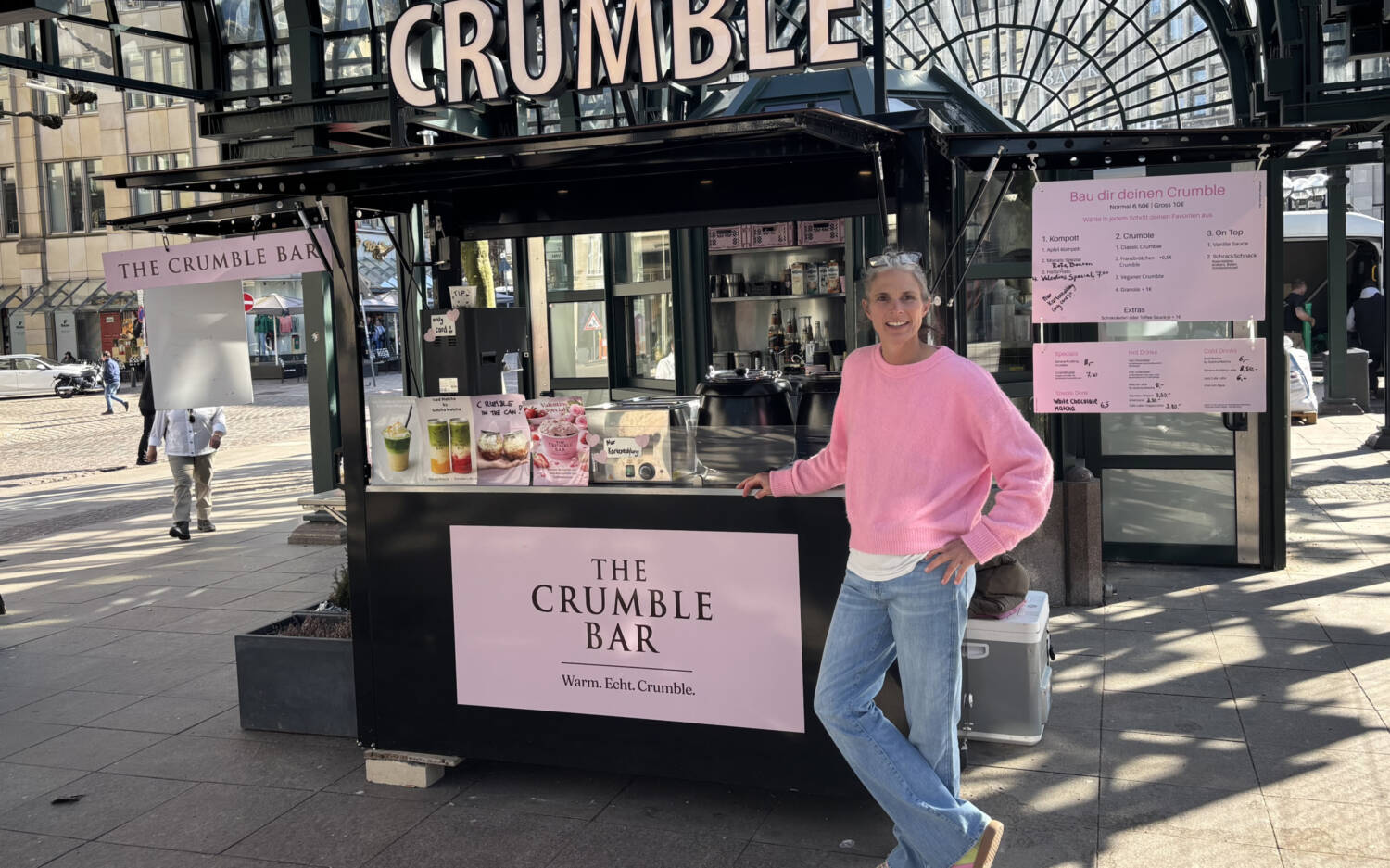 Anisha Degens vor ihrer Crumble Bar am Rathausmarkt / ©Natalie Müller 