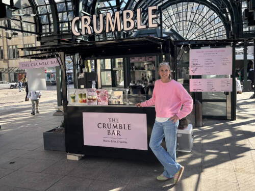 Anisha Degens vor ihrer Crumble Bar am Rathausmarkt / ©Natalie Müller 