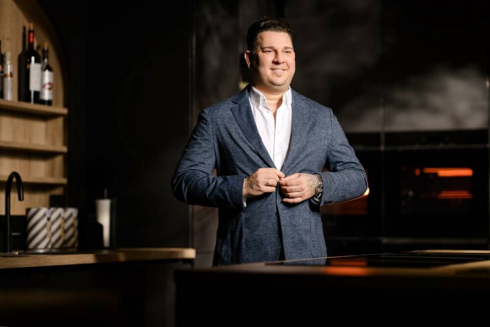 Anzug statt Kochschürze: Marco D’Andrea ist künftig für Produkteentwicklung und neue Geschmacksprofile zuständig / ©Fischkoppfilms