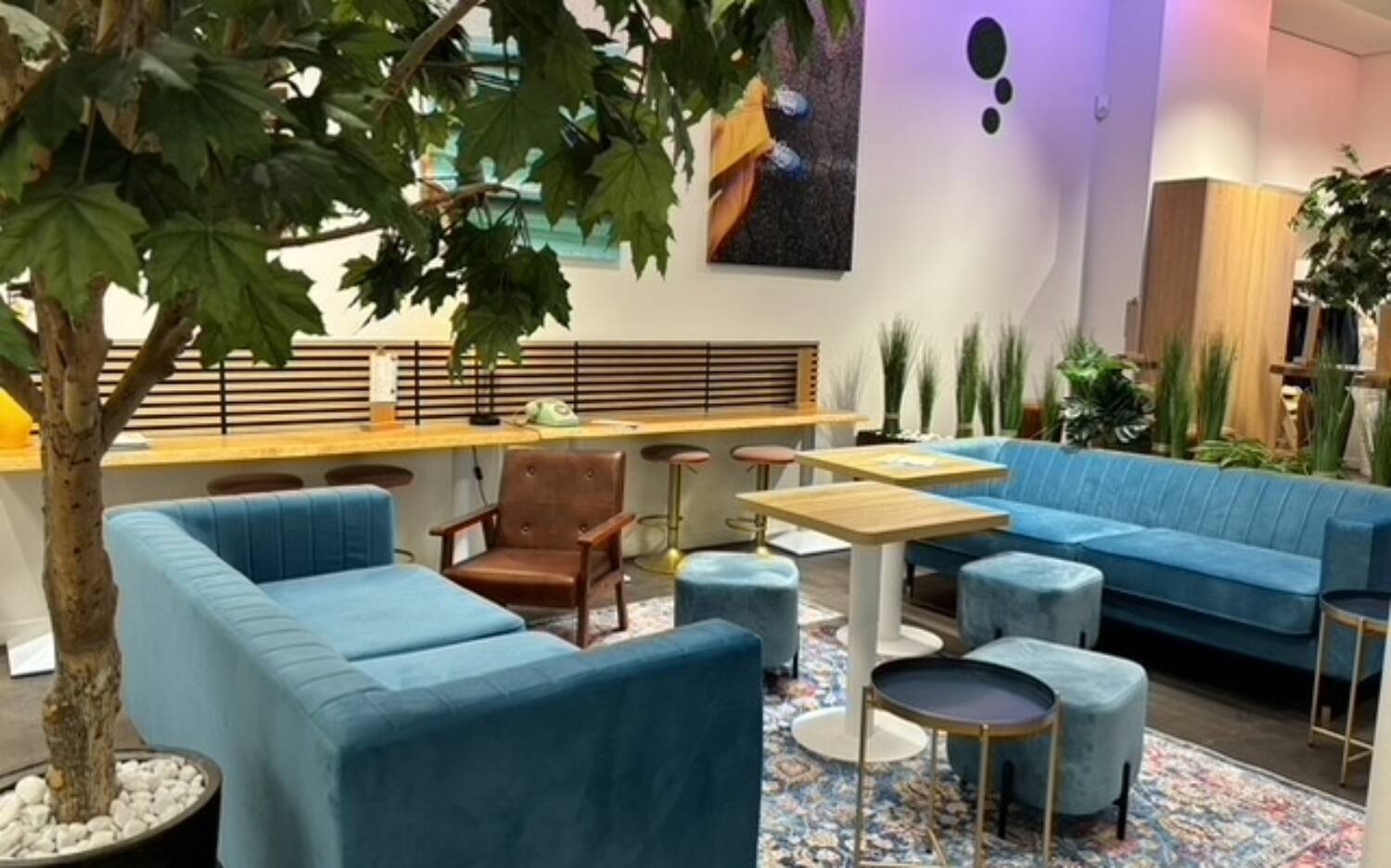 Auf gemütlichen Sofas schmeckt das Frühstück besonders gut / ©Raja Nickels