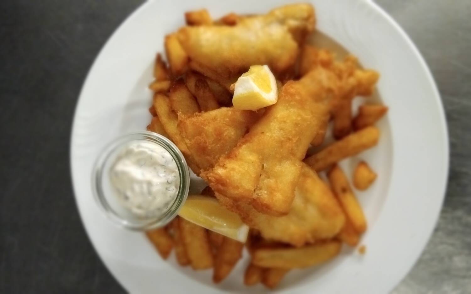 Bakfisch mit Pommes und Remulade /© Leandro Santos 