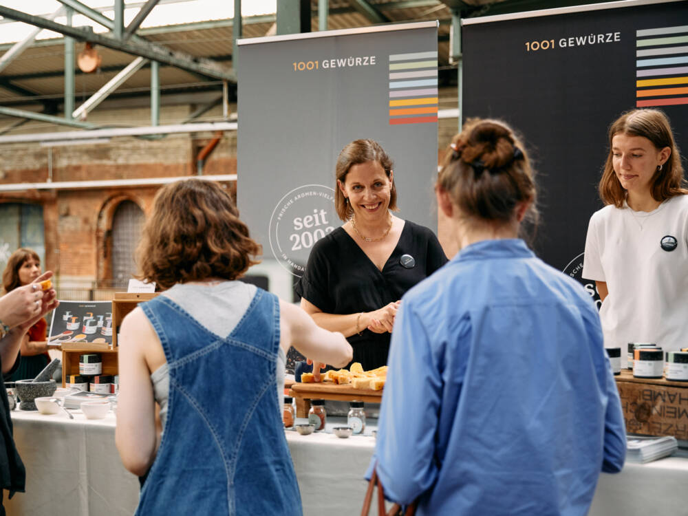 Beim Genussgipfel kommen Produzent:innen, Manufakturen und Händler:innen zusammen, um zu netzwerken / ©OpenMouth FoodFestival Hamburg Tourismus GmbH / Hobenköök.