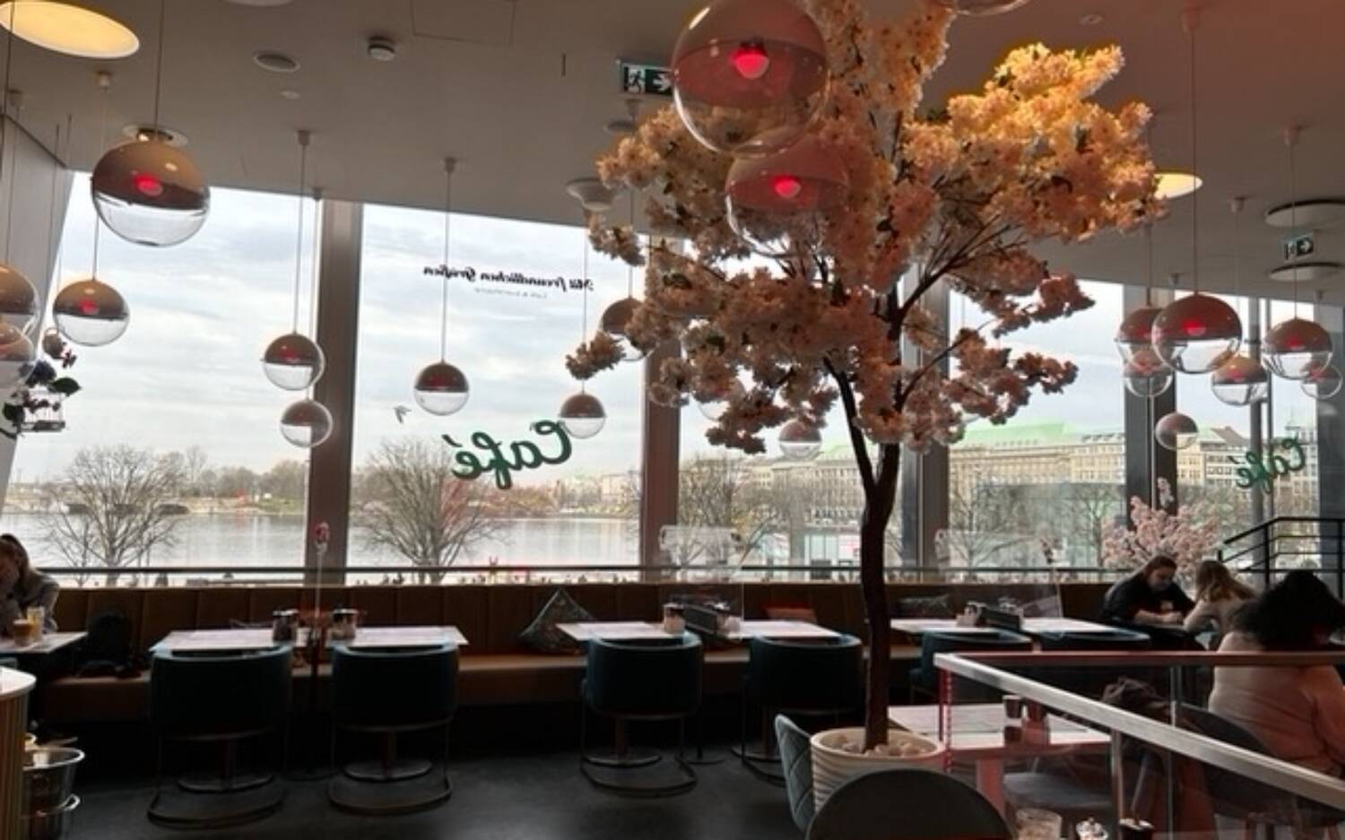 Beste Aussicht auf die Hamburger Binnenalster bietet das Café Mit freundlichen Grüßen in der Innenstadt / ©Raja Nickels