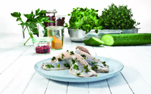 Bissfest und leicht rosa gefärbt: Der Matjes von Friesenkrone/ ©Friesenkrone