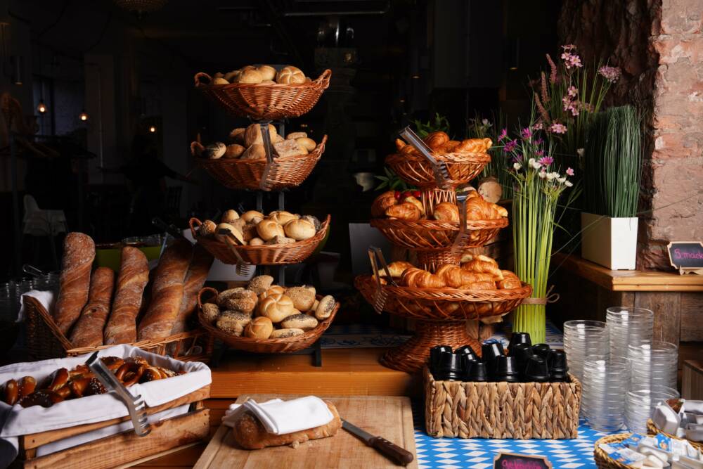 Brötchen, Baguette, Brezeln: große Gebäckauswahl beim Osterbrunch im Quartier21 / ©Quartier21 Gasthaus
