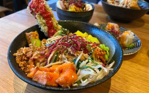 Bunte Bowls mit viel Gemüse im Bodhi / ©Felix Willeke