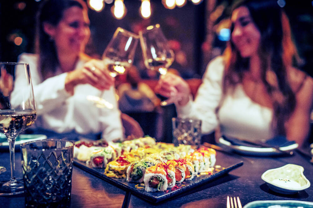 Bunte Platten mit köstlichem Sushi: die Profis von Sushi for Friends wissen, was schmeckt / ©Tyo Tyo