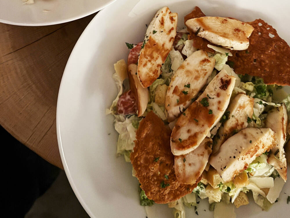 Caesar Salad mit Hähnchenbrust  in der Hygge Bar / ©Luna Lavinya Kumst