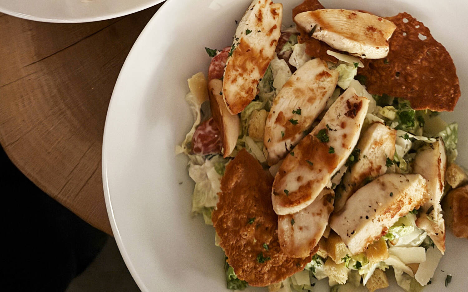Caesar Salad mit Hähnchenbrust  in der Hygge Bar / ©Luna Lavinya Kumst