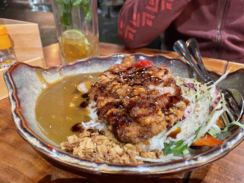 Chicken Katsu Curry, knusprig-saftiges Hähnchen, würzige Soße, stimmige Beilagen / ©Alina Fedorova