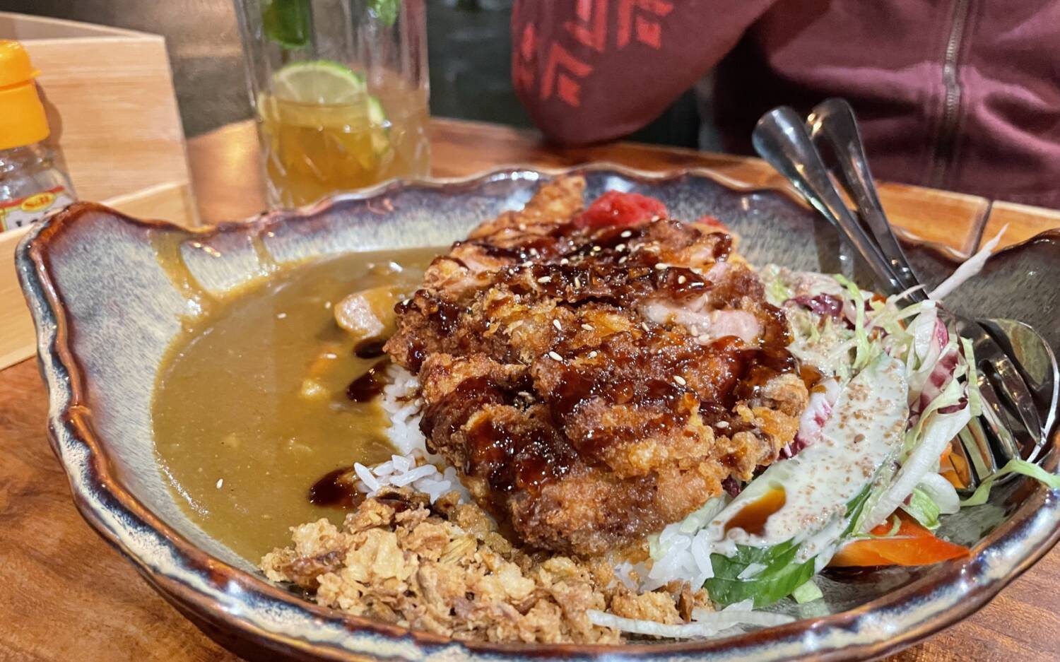 Chicken Katsu Curry, knusprig-saftiges Hähnchen, würzige Soße, stimmige Beilagen / ©Alina Fedorova