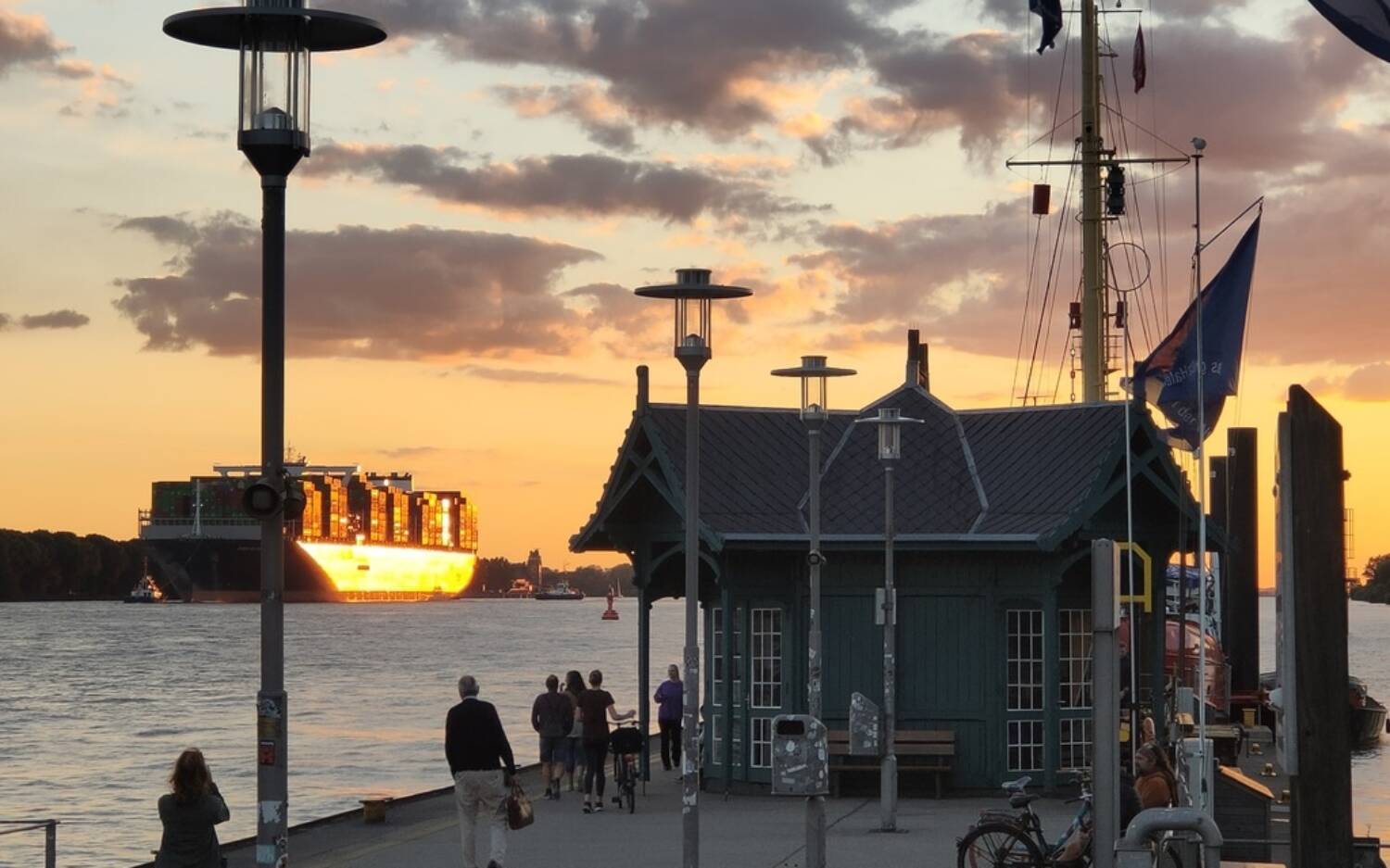 Container, Elbe, Möwen: Wer eine besondere Eventlocation in Hamburg sucht, ist im Övelgönne Döns genau richtig / ©Museumshafen Övelgönne