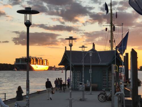 Container, Elbe, Möwen: Wer eine besondere Eventlocation in Hamburg sucht, ist im Övelgönne Döns genau richtig / ©Museumshafen Övelgönne