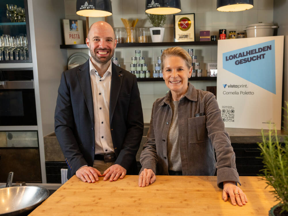 Daniel Engelhardt von VistaPrint und Cornelia Poletto suchen mit ihrer Gastro-Initiative wieder einen Lokalhelden aus der Gastronomie /©VistaPrint
