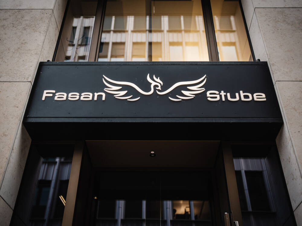 Das Außenlogo der Fasan Stuibe in der Hamburger Altstadt / ©Justus Fotos