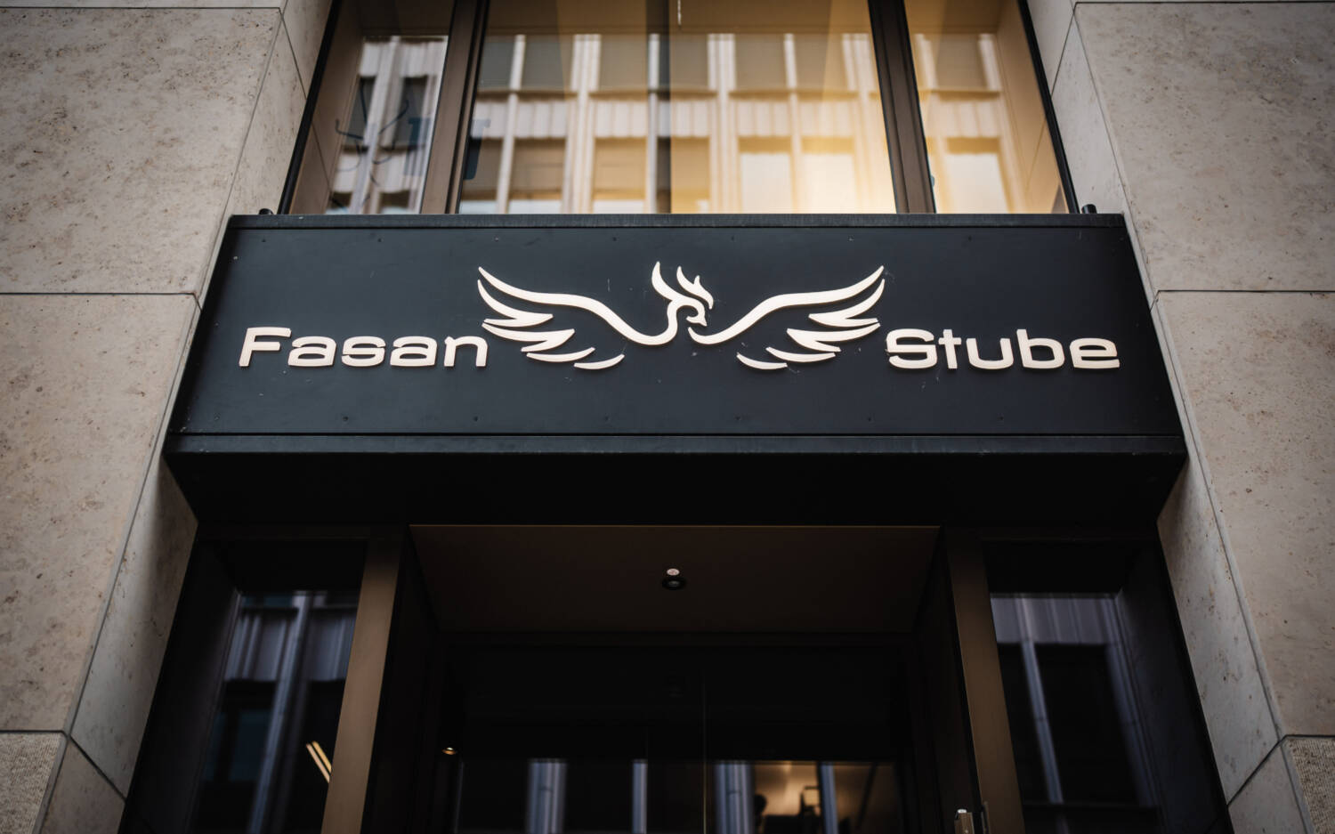 Das Außenlogo der Fasan Stuibe in der Hamburger Altstadt / ©Justus Fotos