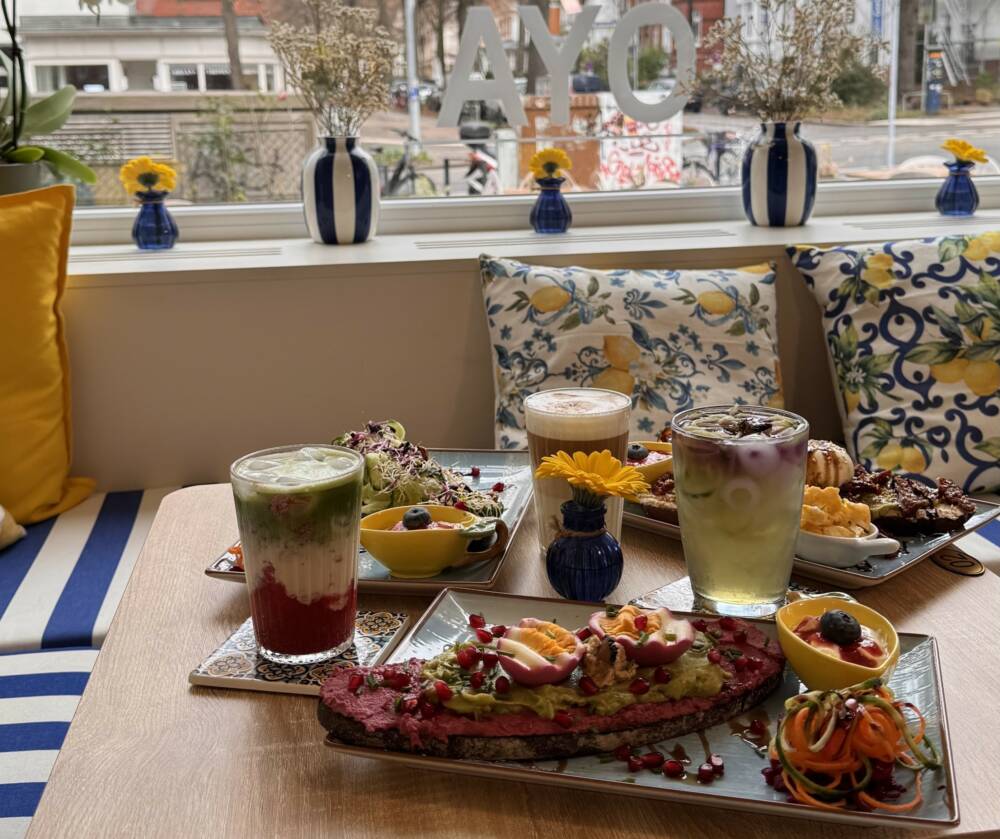 Das Café Oya bietet eine reiche Farbpalette in Design und  Kulinarik / ©Café Oya