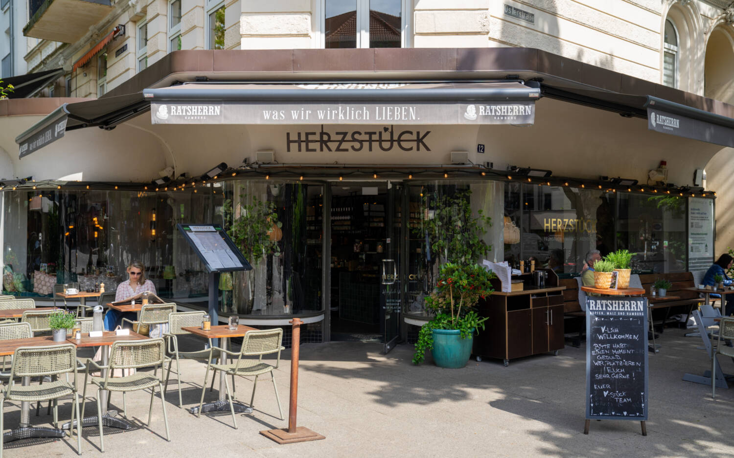 Das Eckrestaurant in Eimsbüttel hat eine Außenterrasse mit vielen Plätzen / ©Küchenfreunde 