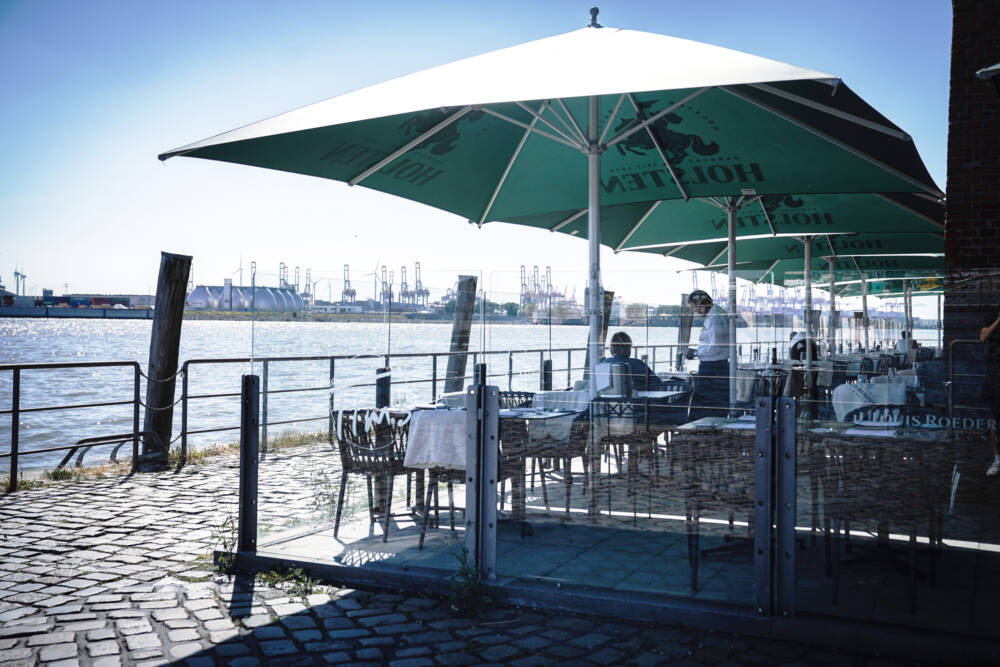 Das Restaurant Tim’s bietet eine Terrasse mit bestem Blick auf die Elbe und den Hafen / ©Tims Restaurant
