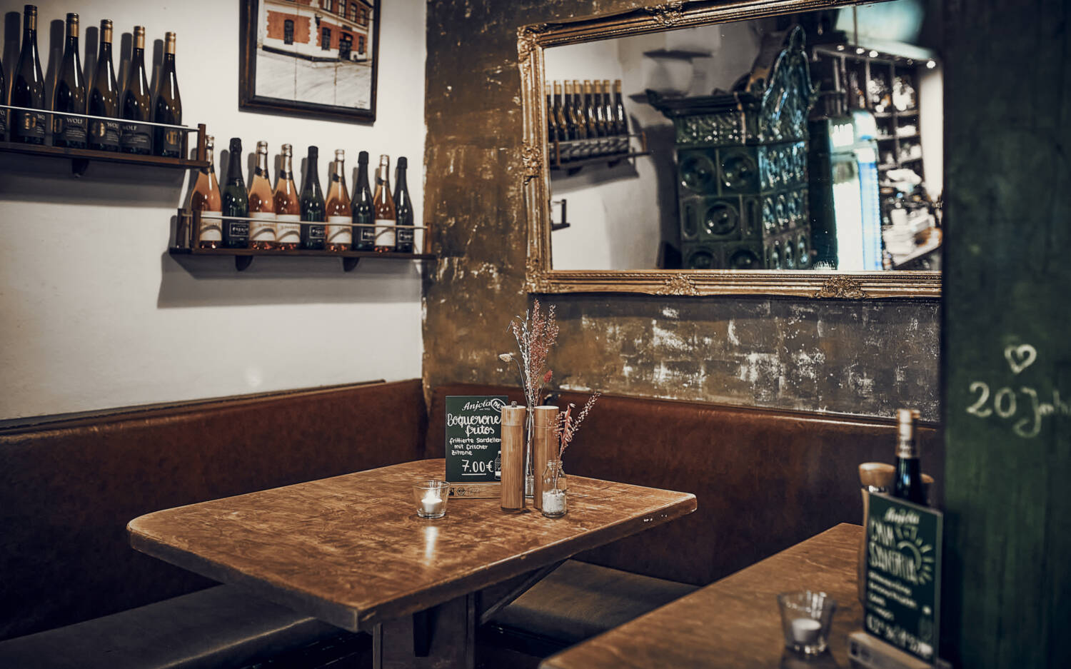 Das urige Mobiliar schafft eine gemütliche Atmosphäre / ©Marc Sill