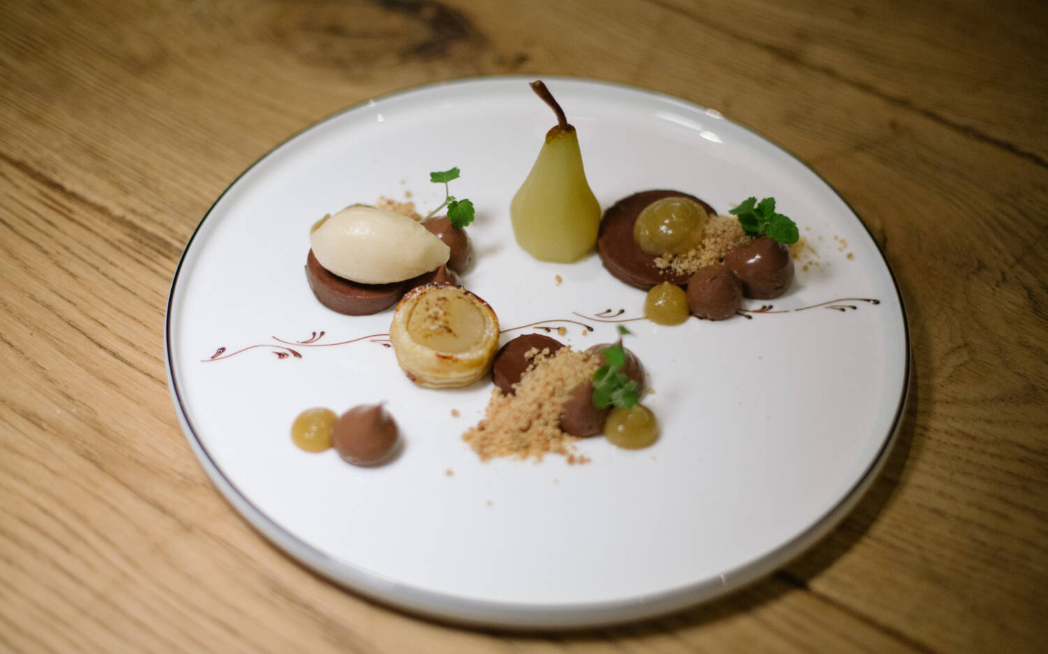 Dekonstruierte Birne mit Schokolade und knusprigem Crunch – ein echter Augenschmaus, der auch auf der Zunge verführt / ©David Strüning