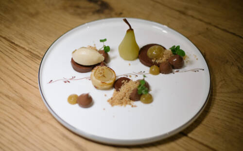 Dekonstruierte Birne mit Schokolade und knusprigem Crunch – ein echter Augenschmaus, der auch auf der Zunge verführt / ©David Strüning