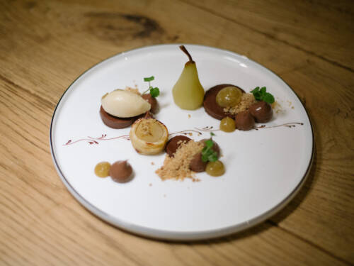 Dekonstruierte Birne mit Schokolade und knusprigem Crunch – ein echter Augenschmaus, der auch auf der Zunge verführt / ©David Strüning