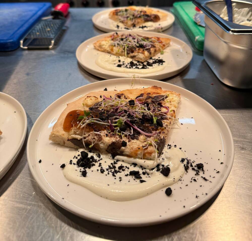 Der Dirty Forest Slice mit Ricottabasis, gehobelten Pilzen in Lacto-Koji-Zimtbutter, Pflaumensirup, Olivenerde und Kresse ist nur eine der spannenden Pizza-Kreationen von Top’d / ©René Sommer