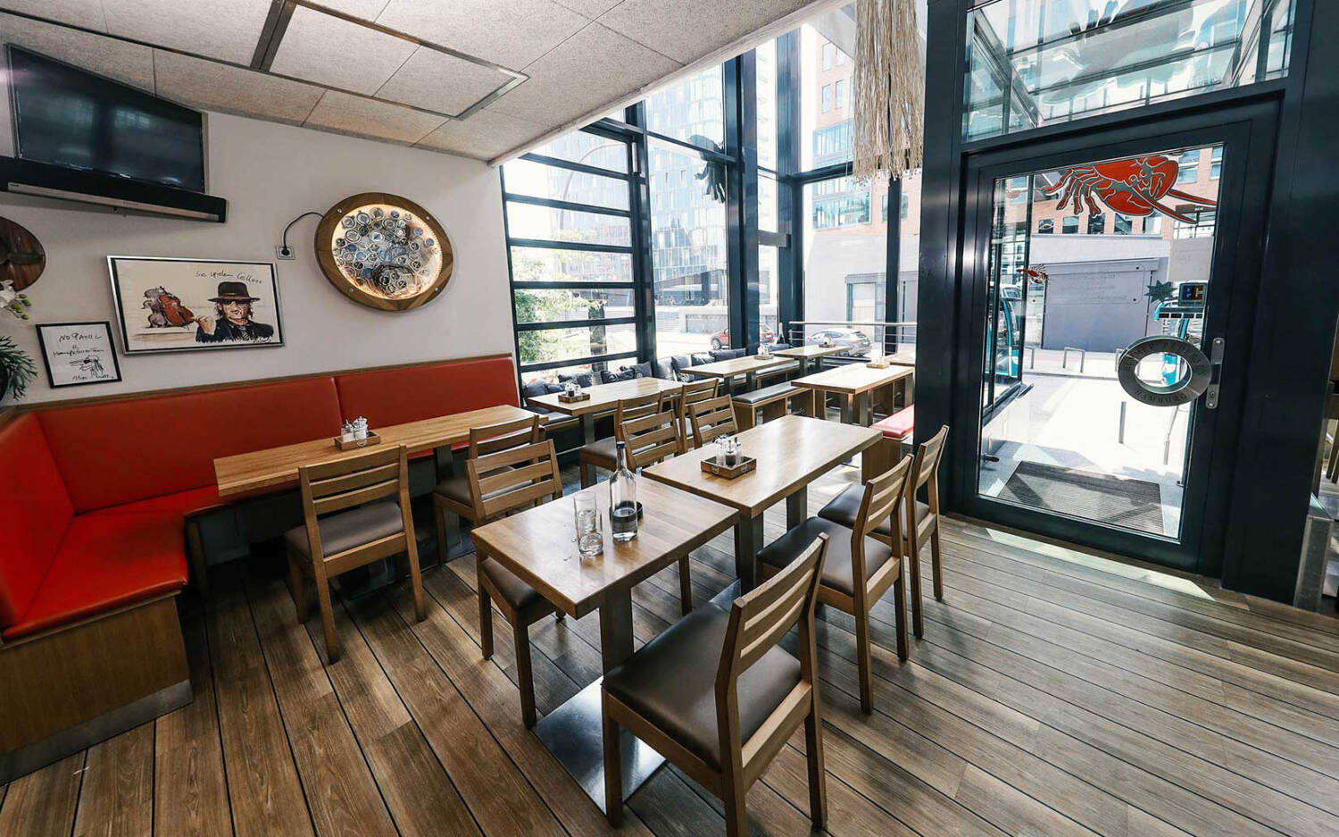 Der Gastraum des Bistros an der Großen Elbstraße ist sparsam eingerichtet und dennoch gemütlich / ©Hummer Pedersen