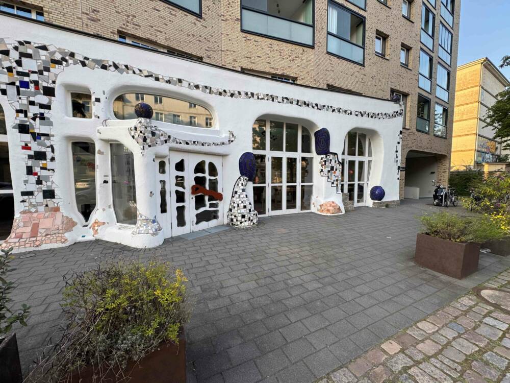 Die Fassade im Stil des Künstlers Friedensreich Hundertwasser geschaffen / ©Pauszeit