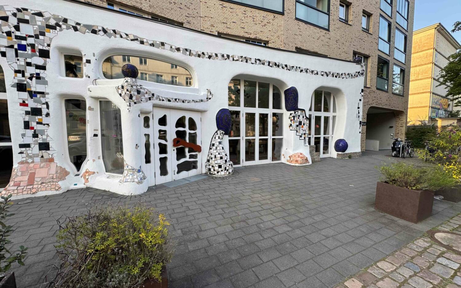 Die Fassade im Stil des Künstlers Friedensreich Hundertwasser geschaffen / ©Pauszeit