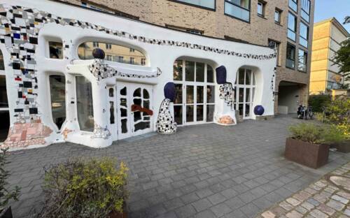 Die Fassade im Stil des Künstlers Friedensreich Hundertwasser geschaffen / ©Pauszeit