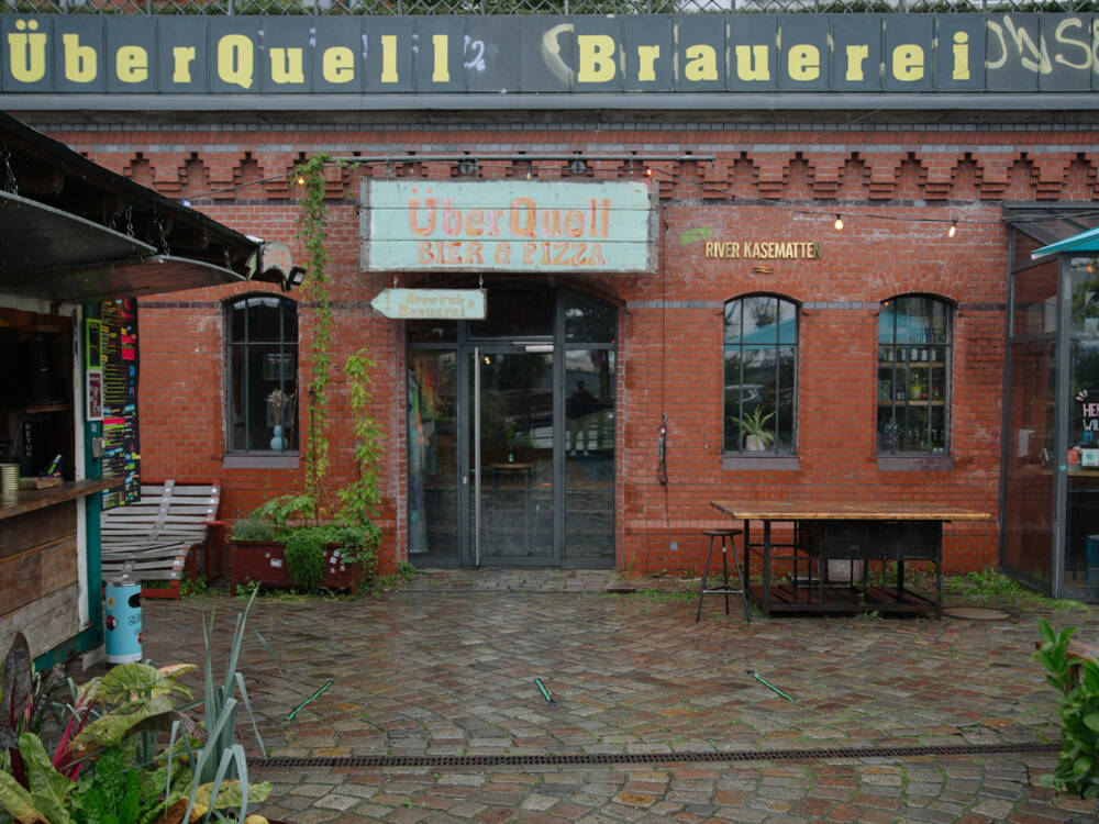 Die Fassade ist bereits vielversprechend und voller Geschichte. Was mal ein Bunker war, ist heute ein Hotspot für Craftbier und leckere Pizzen / ©ÜberQuell