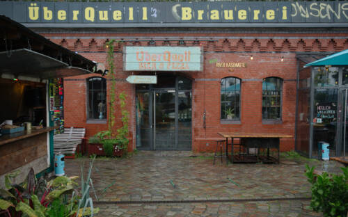 Die Fassade ist bereits vielversprechend und voller Geschichte. Was mal ein Bunker war, ist heute ein Hotspot für Craftbier und leckere Pizzen / ©ÜberQuell