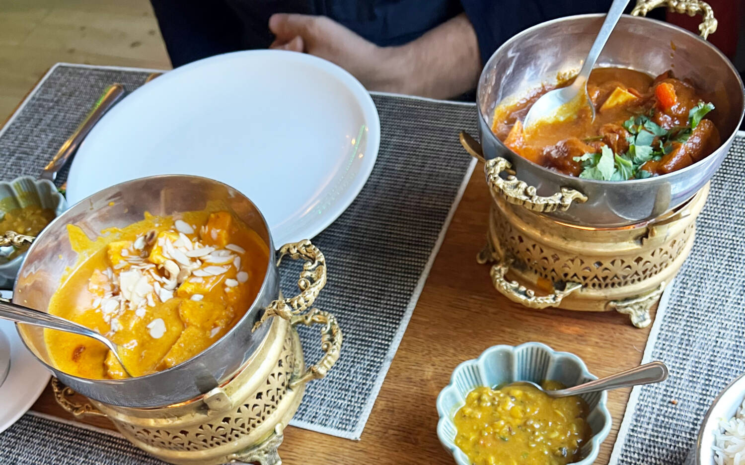 Die Gerichte im Kolkata-Inn werden am Tisch auf Stövchen serviert, damit sie lange heiß bleiben / ©Kirsten Dehmer