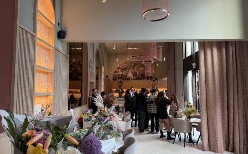 Die hohen Decken verstärken das exklusive Ambiente des Raumes / ©Carlotta Maas