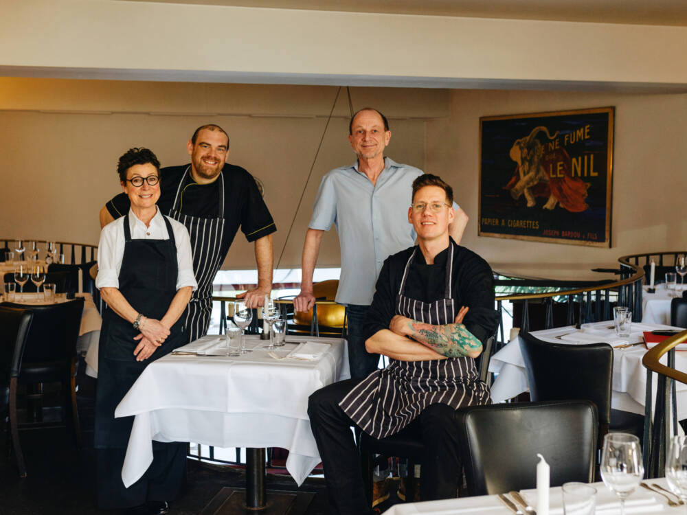 Die Inhaber Elisabeth Füngers und Steffen Hellmann (h. r.) mit den Küchenchefs Patrick Hornaff (h. l.) und Malte Scholl / © Julia Schumacher