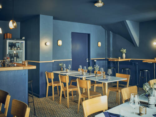 Die Inneneinrichtung ist mit dunklem Blau und gediegener Beleuchtung sehr gemütlich / ©Marc Sill