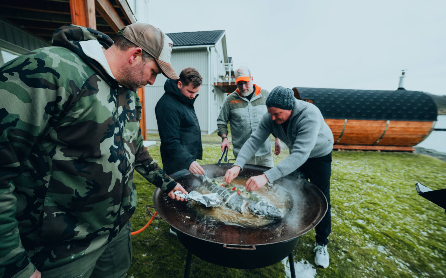 Die vier Köche arbeiten Hand in Hand / ©Julian Würzler