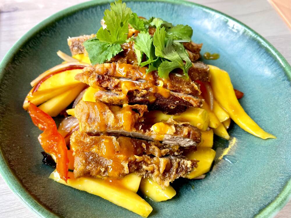 Die Kombination aus herzhaftem Fleisch und fruchtiger Mango sorgt für eine echte Geschmacksexplosion / ©Foodbild/Peter Wagner