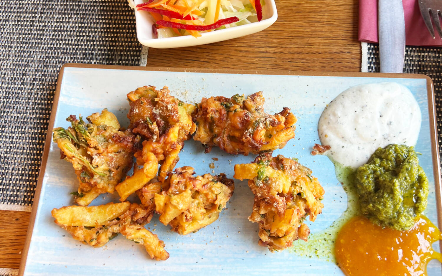 Die Pakoras zum Einstieg schmecken gut und landen zügig vor unseren Testern / ©Kirsten Dehmer