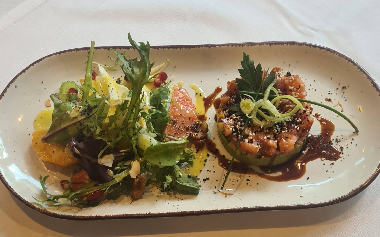 Die Surf’n Turf Kitchen in Winterhude hat so einiges zu bieten: Neben der Küche zugeschriebenen obligatorischen Kombination aus Fleisch- und Fischgerichten gibt es ebenso knackige Salate mit Grapefruit und Orange – exquisit / ©Surf’n Turf Kitchen